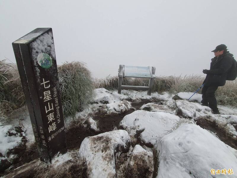 專家指出明晚至後天清晨陽明山可能有點機會出現冰霰或雨夾雪機率。圖為2021年1月陽明山國家公園七星山降雪。（資料照）