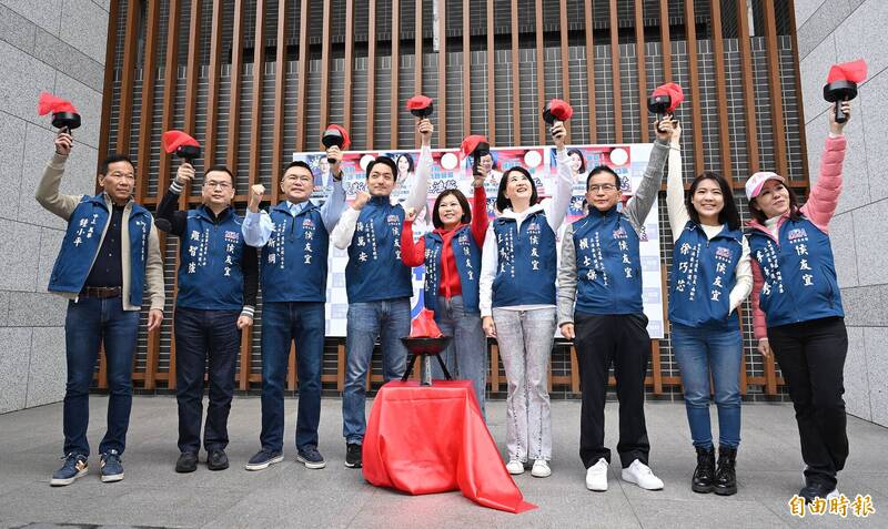 台北市長蔣萬安（左四）日20陪同8位國民黨台北市立委參選人前往市選委會參加號次抽籤，眾人點燃勝利之火，並高呼勝選口號。（記者廖振輝攝）