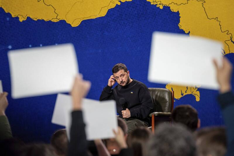 乌克兰总统泽伦斯基当地时间19日主持年终记者会，面对俄罗斯入侵战事僵持，众多媒体记者争相提问。（美联社）(photo:LTN)