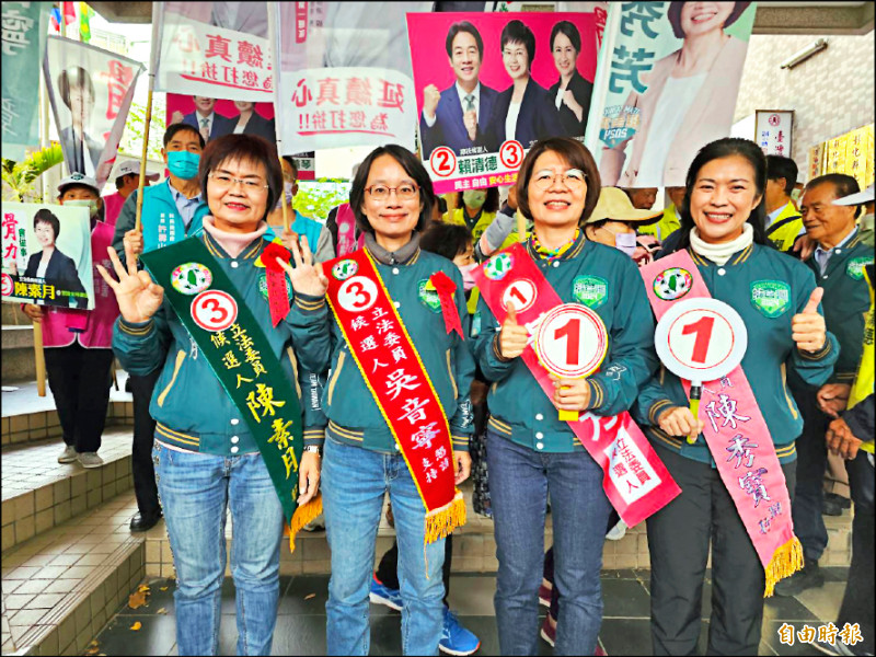 民進黨彰化縣立委選戰推出女力連線，陳秀寶（右一）、黃秀芳（右二）、陳素月（左一）爭取連任，吳音寧（左二）則是首次參選。（記者劉曉欣攝）