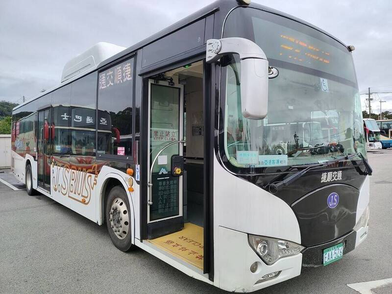 710公車自20日起提供低地底盤公車，讓身障者搭車更方便。（交通局提供）