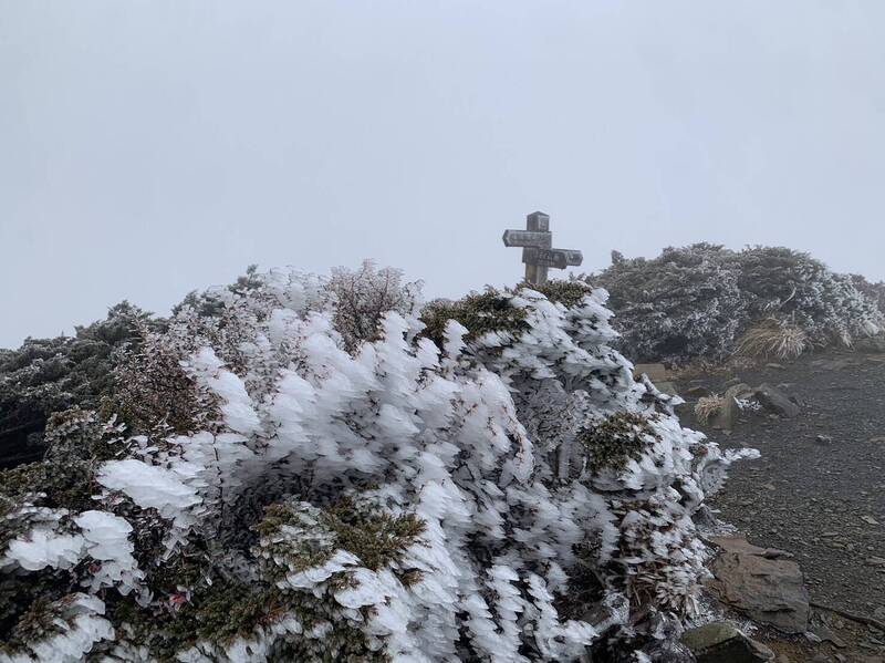 天氣急凍，雪山下冰霰。（雪霸國家公園管理處提供）