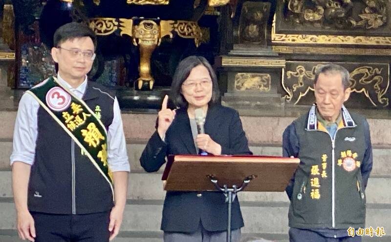 蔡英文總統到朝陽寺參香祈福，並為賴瑞隆站台助選。（記者洪臣宏攝）