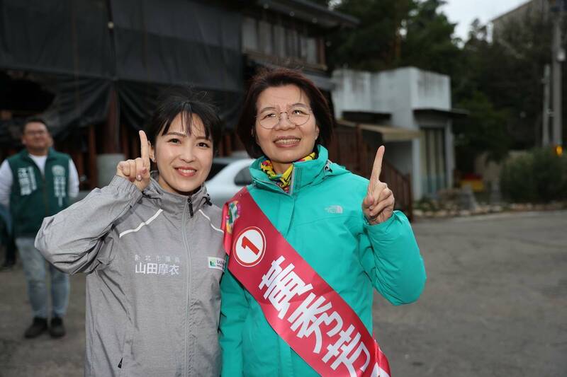 台日混血正妹議員山田摩衣，陪同黃秀芳進行掃街。（黃秀芳服務處提供）