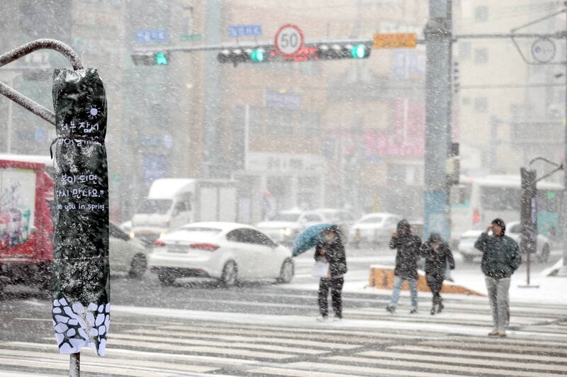 北極圏からの寒気が南下し、21日朝には韓国・ソウルの気温がマイナス14.4°Cまで下がり、体感温度はマイナス22.3°Cまで下がった。 [欧州通信社]