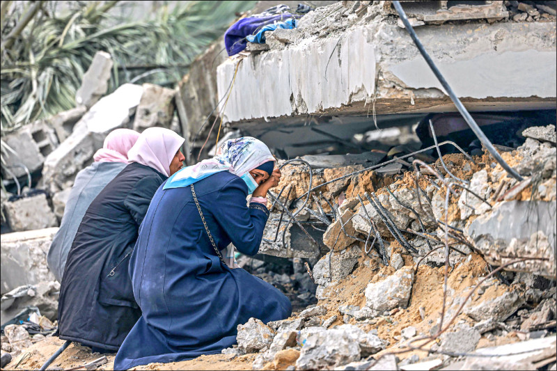以色列与激进组织哈玛斯之间的战斗仍在继续，以军廿一日轰炸加萨南部的拉法，几名据信亲戚被困在废墟中的巴勒斯坦妇女伤心哭泣。（法新社）(photo:LTN)