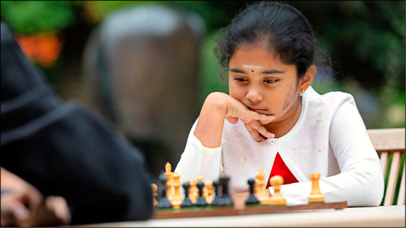 英國八歲女童西瓦南丹十六日在歐洲西洋棋快棋暨超快棋錦標賽拿下快棋賽女子第一,棋壇譽之「奇才」。(取自網路) 英國八歲女童西瓦南丹十六日在歐洲西洋棋快棋暨超快棋錦標賽拿下快棋賽女子第一,棋壇譽之「奇才」。(取自網路)