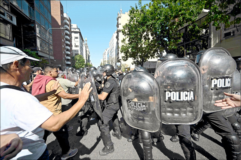阿根廷当局则部署大量警力，严防示威失控。（法新社）(photo:LTN)