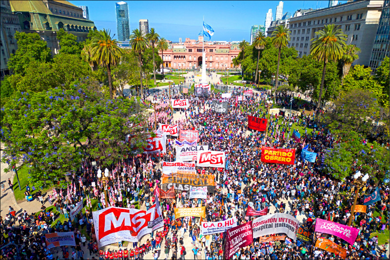 布宜诺斯艾利斯市中心涌入数千抗议民众，在总统府「罗沙达大厦」前广场，挥舞标语并唿喊口号。（欧新社）(photo:LTN)