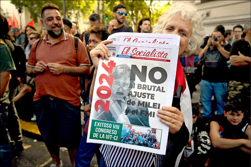 米雷伊上任以来的首次大示威，阿根廷人民要求保护穷人，反对放松管制与紧缩政策。（法新社）(photo:LTN)