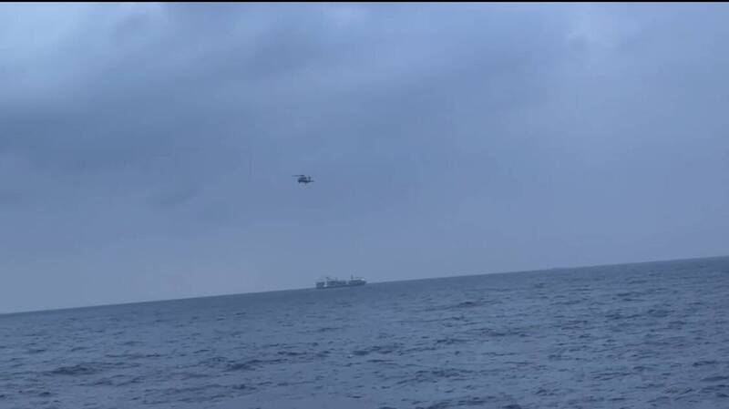 海军军舰、直升机持续搜救任务。（海巡署提供）(photo:LTN)
