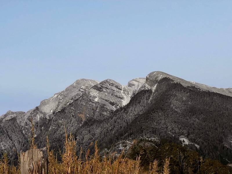 雪管處表示，山友張又方今（22）日早上約7點，在雪山東峰拍攝，最左邊山頭為雪山主峰已「白頭」，雪山地區已有降雪。（雪管處提供）