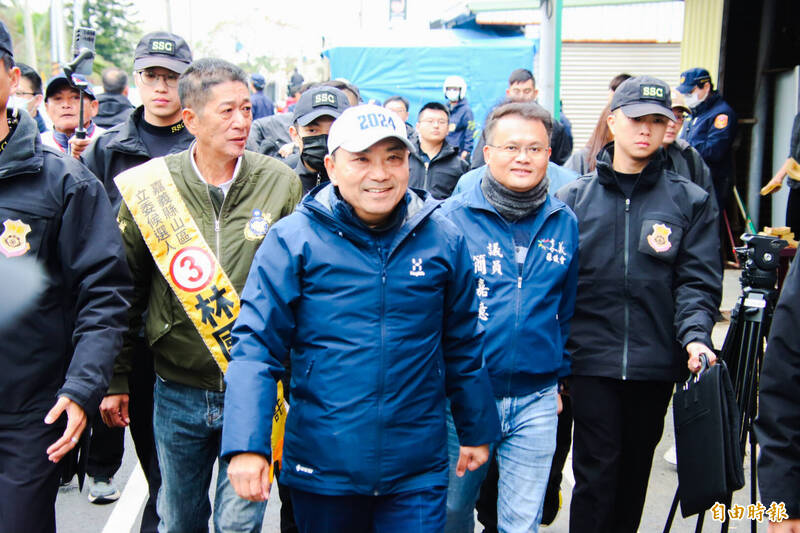 侯友宜到嘉義縣民雄鄉與林國慶一同掃街拜票。（記者林宜樟攝）