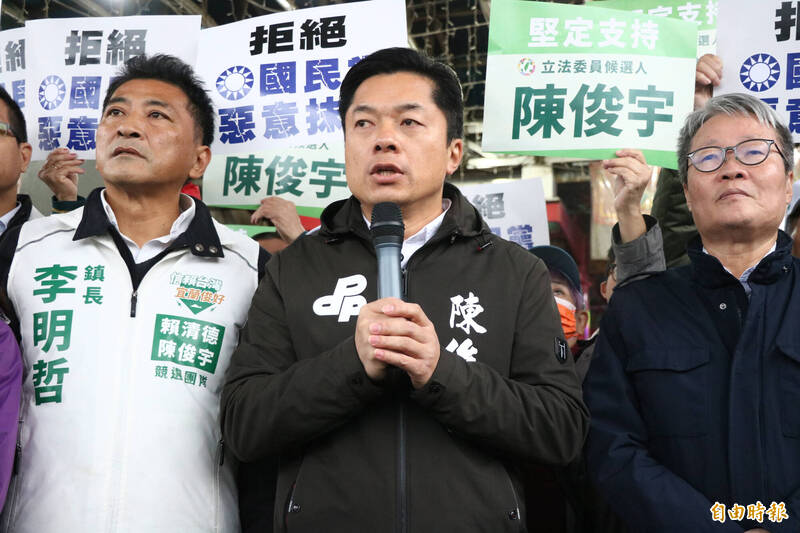 民進黨宜蘭立委候選人陳俊宇邀國民黨宜蘭立委候選人黃琤婷，12月26日上午10點至頭城大坑罟協天廟對質。（記者蔡昀容攝）