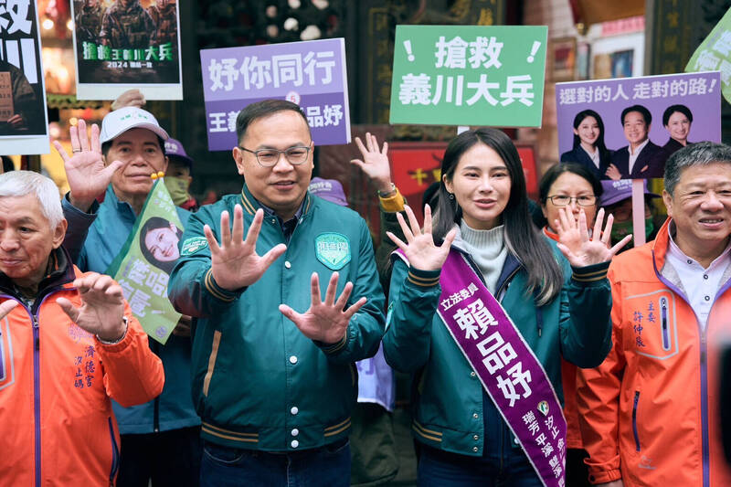 民進黨不分區立委被提名人王義川今與新北第十二選區立委賴品妤合體掃街，王義川預告，下週將揭露「廖先翔的碩士論文堪稱為台灣史上最離譜學術弊案」。（圖由賴品妤競選總部提供）