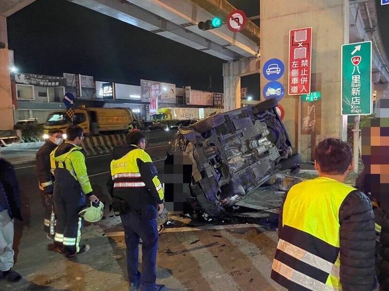 直行轎車撞上賓士GLK翻車，撞上高架橋墩才停止。（記者徐聖倫翻攝）