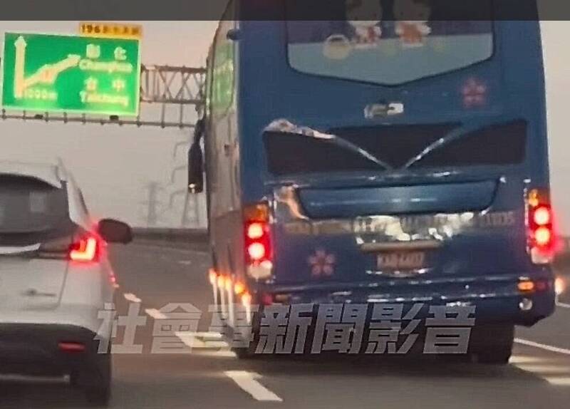 遊覽車不敵側風左搖右晃，讓後方用路人心驚膽顫。（取自社會事新聞影音）