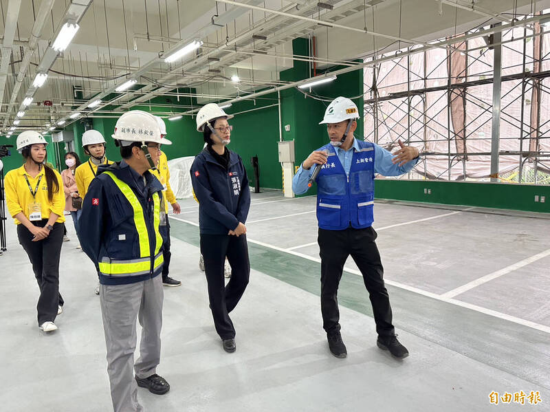 高雄市副市長林欽榮（前左1）視察高雄高工附設立體停車場新建工程。（記者黃良傑攝）