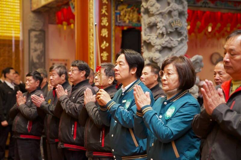 民進黨總統候選人賴清德在第一選區立委候選人蘇治芬陪同到虎尾廉使永興宮參香祈福。（蘇治芬競總提供）