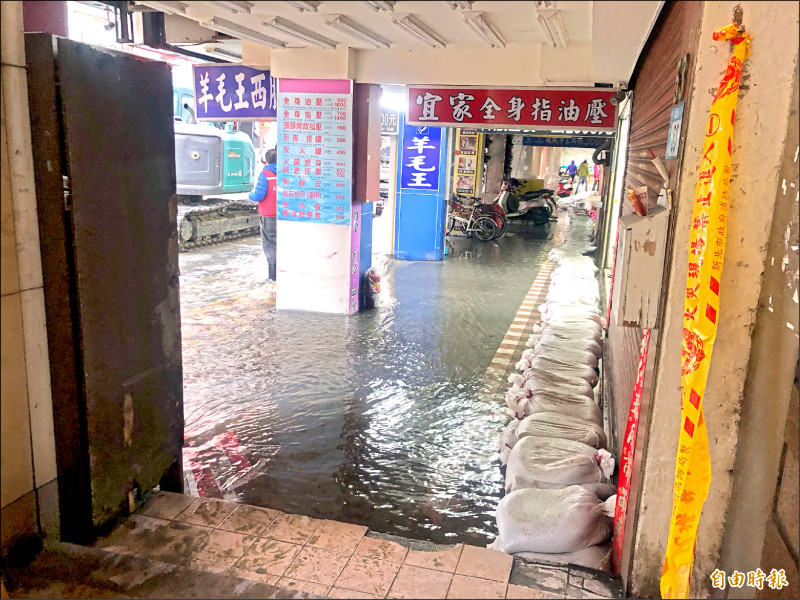 新北市板橋區南雅南路段昨天清晨五點左右，自來水管線破裂，大量自來水噴湧造成路面積水。
（記者闕敬倫攝）