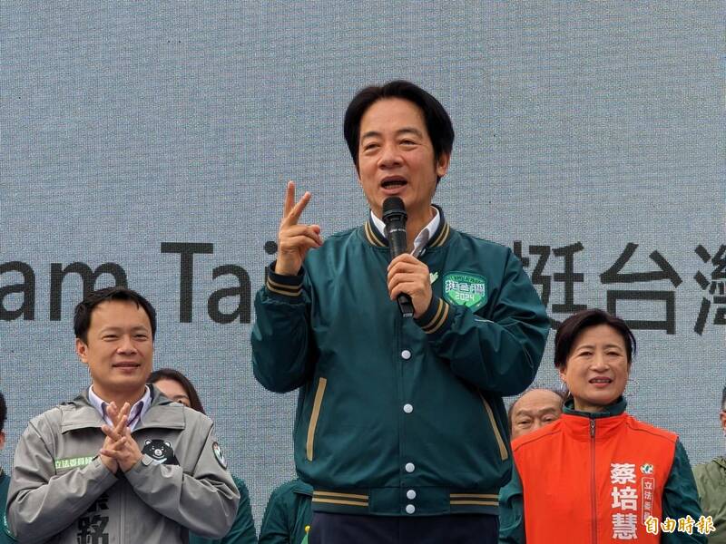 民進黨總統候選人賴清德，環島拼字競選列車來到南投，提出南投升級的建設計畫。（記者劉濱銓攝）