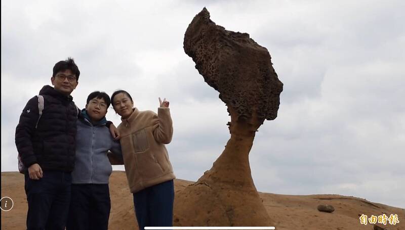 新北市野柳地質公園的女王頭，脖子越來越細，許多觀光客冒著寒流也要來拍照。（記者盧賢秀攝）