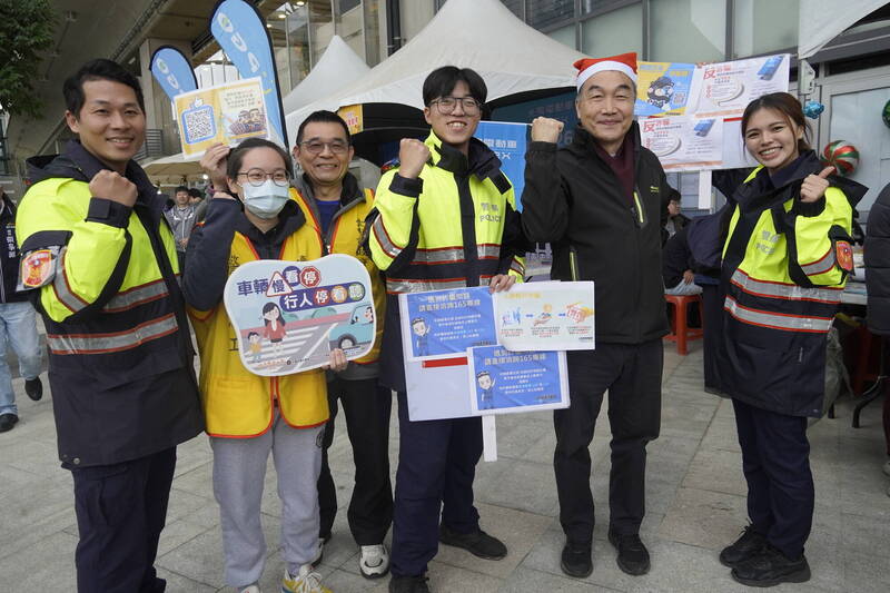 豐原警分局利用台中購物節活動，寓教於樂宣導反詐。（民眾提供）