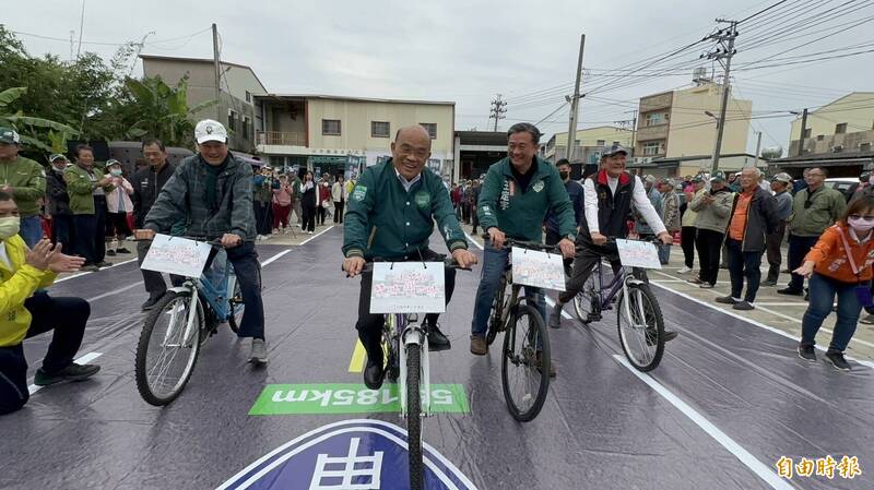 前行政院長蘇貞昌（左2）與前外交部長陳唐山（左1）一同出席立委王定宇的戀戀19甲，最後雙線道活動，呼籲選民支持對的人。（記者劉婉君攝）