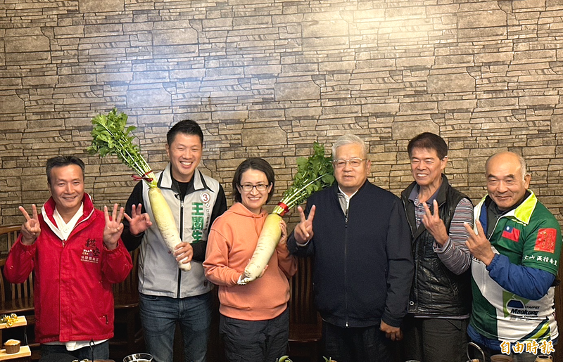 貓空「雙橡園」老闆送上菜頭給蕭美琴與王閔生，象徵「好彩頭」。（記者甘孟霖攝）