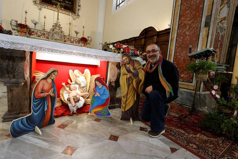 义大利一间教堂的「马槽圣景」除耶稣、圣母外，另外多了一名女性惹议。（路透）(photo:LTN)