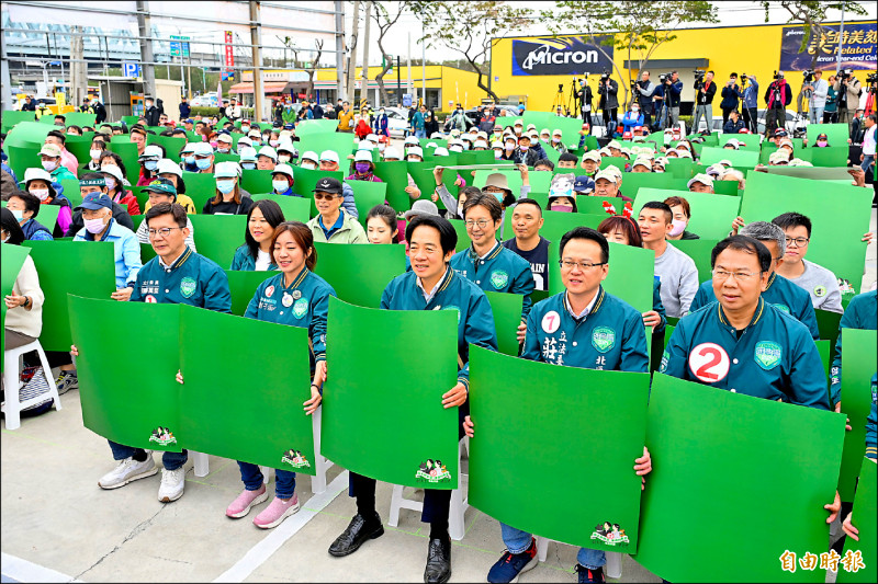 民進黨總統候選人賴清德昨天痛批國民黨總統候選人侯友宜家族的「凱旋苑」，「一坪租金比一○一大樓還貴」。（記者廖耀東攝）