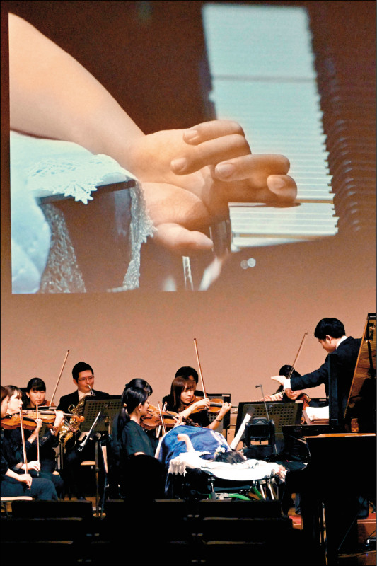 拜人工智慧（AI）自动伴奏功能之赐，日本三名残障女性日前得以弹奏钢琴，与交响乐团以及合唱团一同表演。（法新社）(photo:LTN)