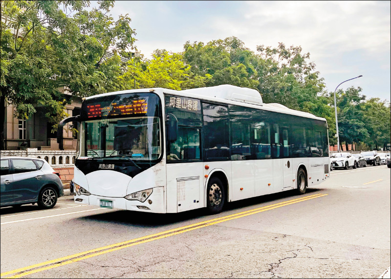 雲林客運租用車輛行駛的201高鐵快捷公車，為雲林縣民及旅外鄉親乘坐高鐵的重要接駁路線。（記者林旻臻攝）