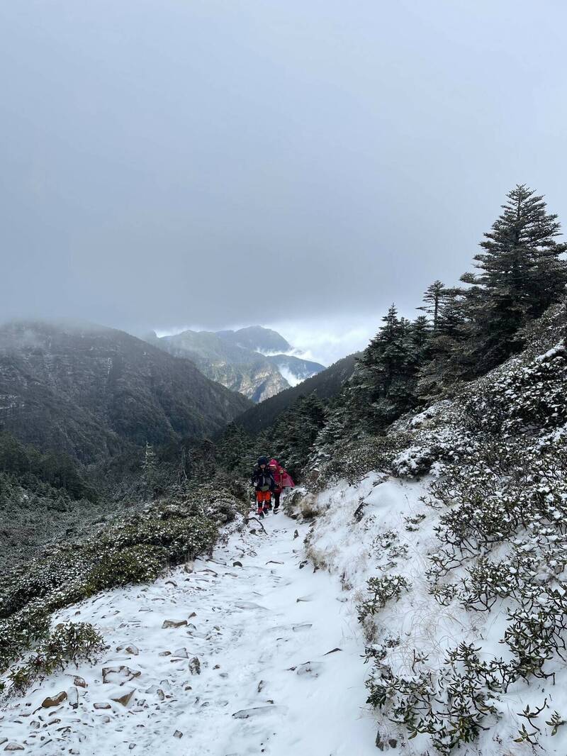 雪山圈谷積雪達10公分，銀白美景吸眼球。（雪管處提供）