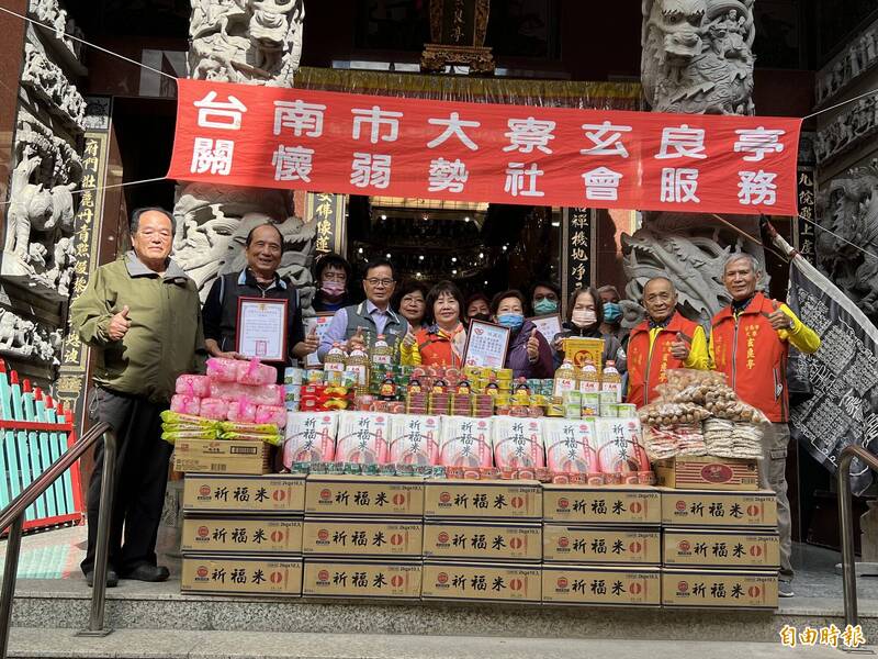 台南市區大寮玄良亭撙節建醮逾六十萬元的日用食品物資捐助八個弱勢、公益團體。（記者王俊忠攝）