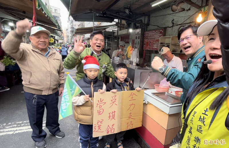 總統府秘書長林佳龍（右二）今天陪同立委候選人吳琪銘（左二）到市場拜票、與民眾合影。（記者董冠怡攝）