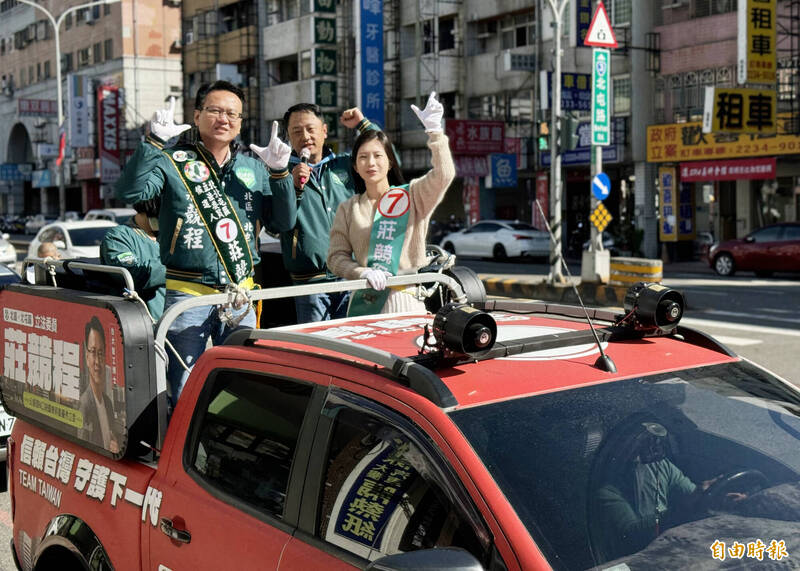 「雞排妹」鄭家純陪同台中市第五選區立委莊競程車隊掃街拜票。(記者歐素美攝) 「雞排妹」鄭家純陪同台中市第五選區立委莊競程車隊掃街拜票。(記者歐素美攝)