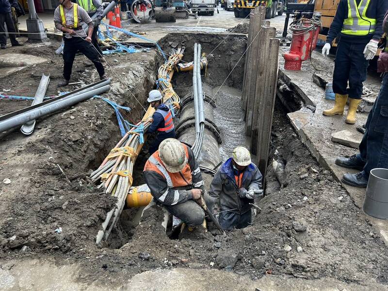 新北市板橋南雅南路爆管停水，台水今天下午完成搶修供水。（記者吳仁捷翻攝）