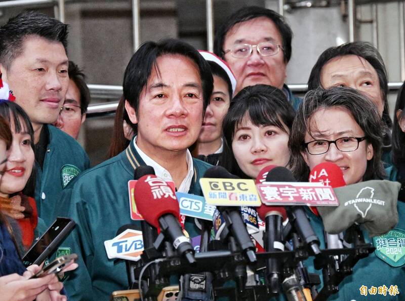 賴清德今天出席「唱土地的歌,拚咱的希望」環台造勢活動,受訪時被問到萬里居民公開信一事時,賴清德坦言對萬里居民非常不好意思,因為選舉抹黑讓居民非常恐慌。(記者方賓照攝) 賴清德今天出席「唱土地的歌,拚咱的希望」環台造勢活動,受訪時被問到萬里居民公開信一事時,賴清德坦言對萬里居民非常不好意思,因為選舉抹黑讓居民非常恐慌。(記者方賓照攝)