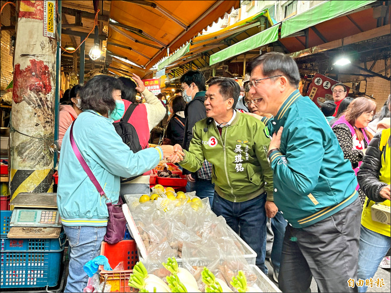 總統府秘書長林佳龍（右一）陪民進黨立委候選人吳琪銘（中）市場掃街。（記者董冠怡攝）