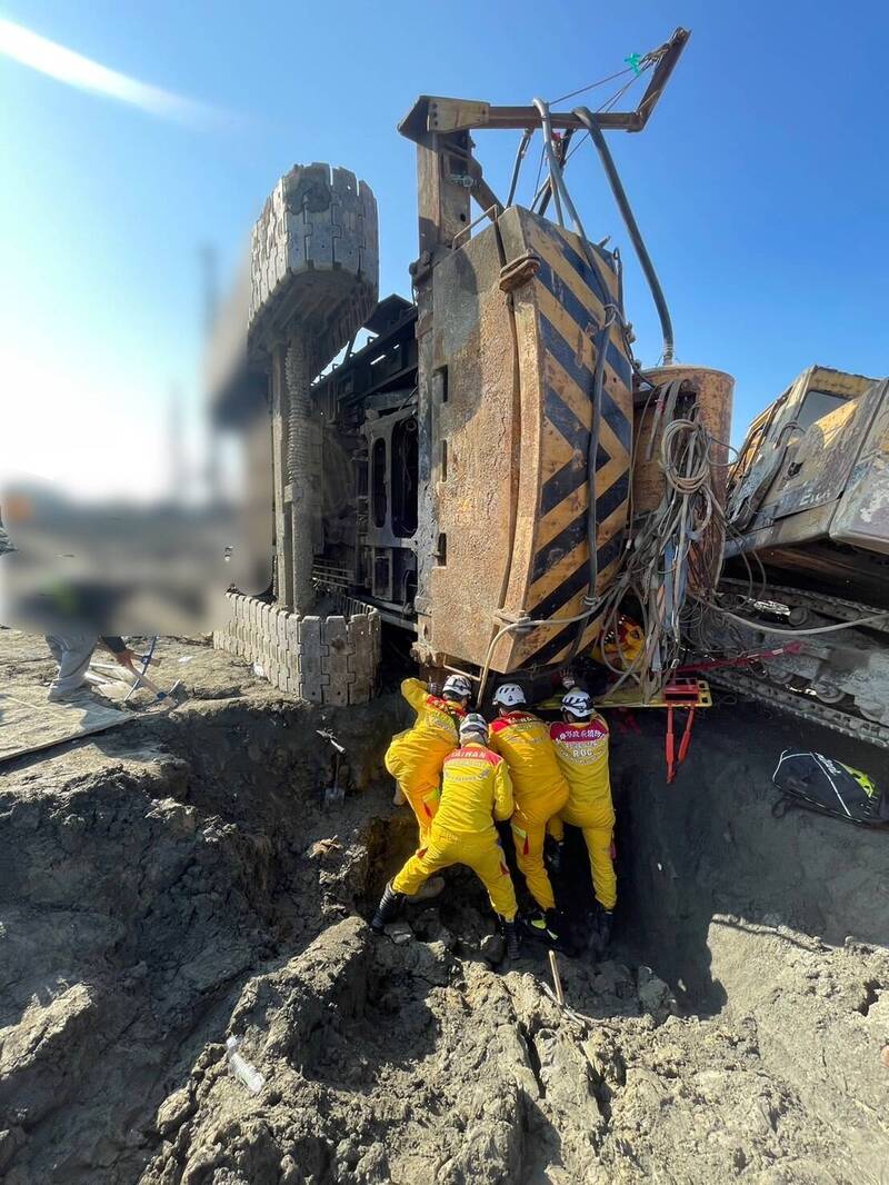 高雄楠梓藍田路國防部軍備工程工地疑似吊車翻覆，壓中正在作業的1名年約59歲工人。（圖由讀者提供）