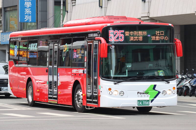 中鹿客運再投入33輛電動公車，並配置於台中市公車45、99、105及525路線（中市府提供）