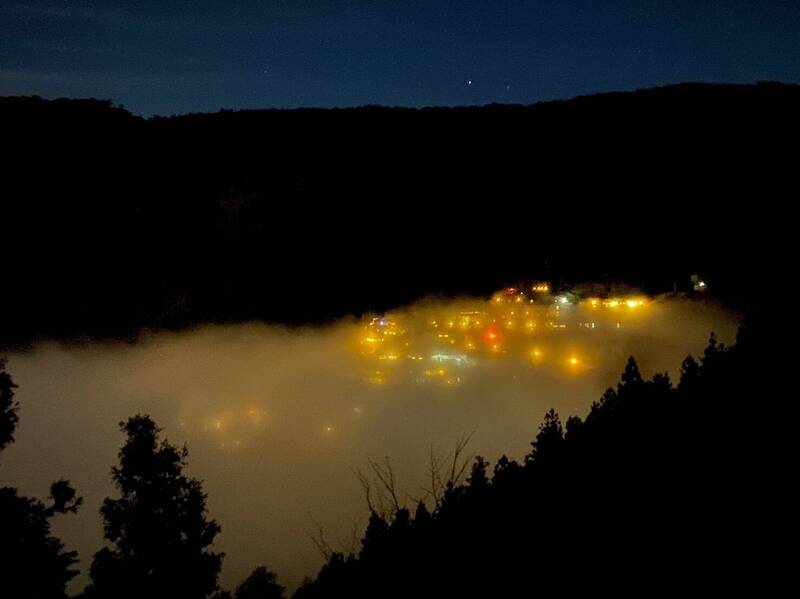 宜蘭太平山莊今晚入夜起霧亮燈出現夢幻琉璃光，被戲稱是另類海市蜃樓。（圖由太平山莊襄理徐俊聖提供）