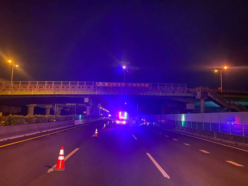 一名男子從陸橋跳下國道，遭多車撞到面目全非。（國道警察第三隊提供）