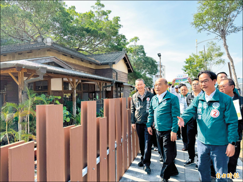 蘇貞昌（中）走訪三塊厝新舊車站，肯定立委候選人李昆澤（右一）在立院的努力。（記者許麗娟攝）