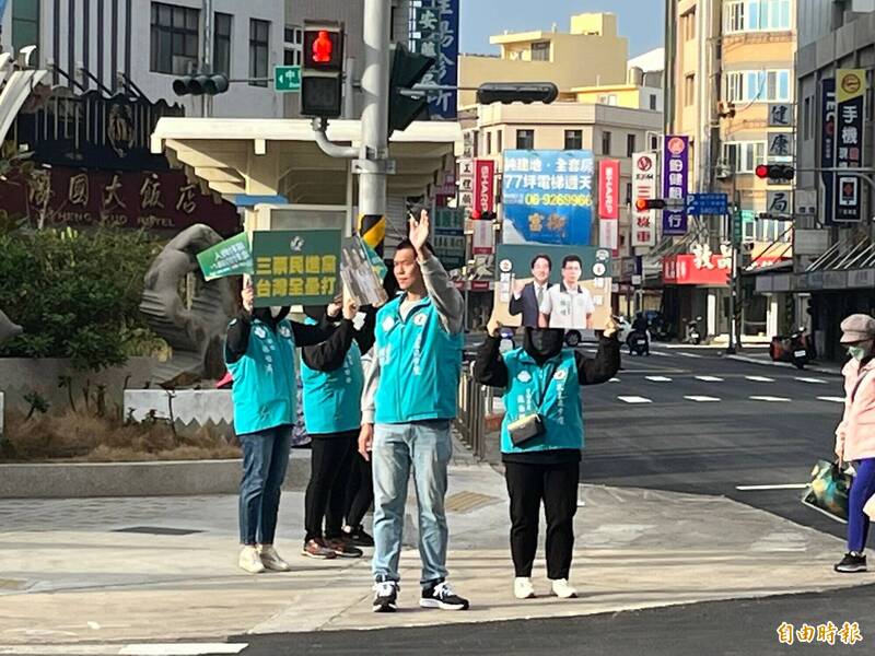 民進黨福將、澎湖縣黨部主委顏家康，領軍在北辰市場路口拜票。（記者劉禹慶攝）