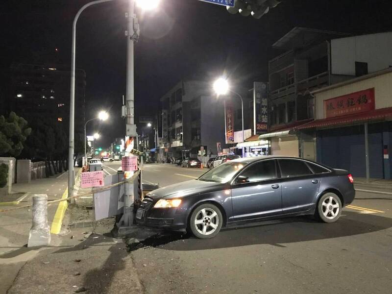 轎車自撞號誌燈桿後，駕駛逃逸。（民眾提供）