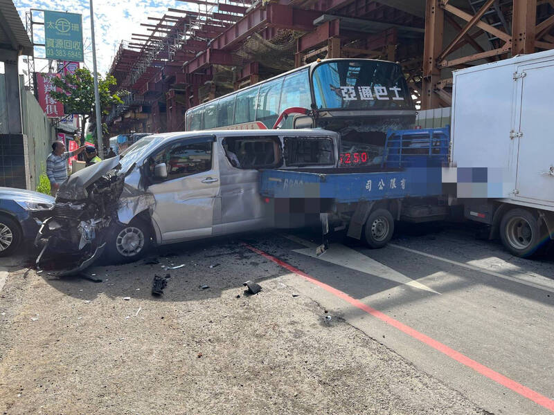 桃園大園6車連環撞成一團，遊覽車未注意車前狀況釀禍畫面曝光。（記者李容萍翻攝）