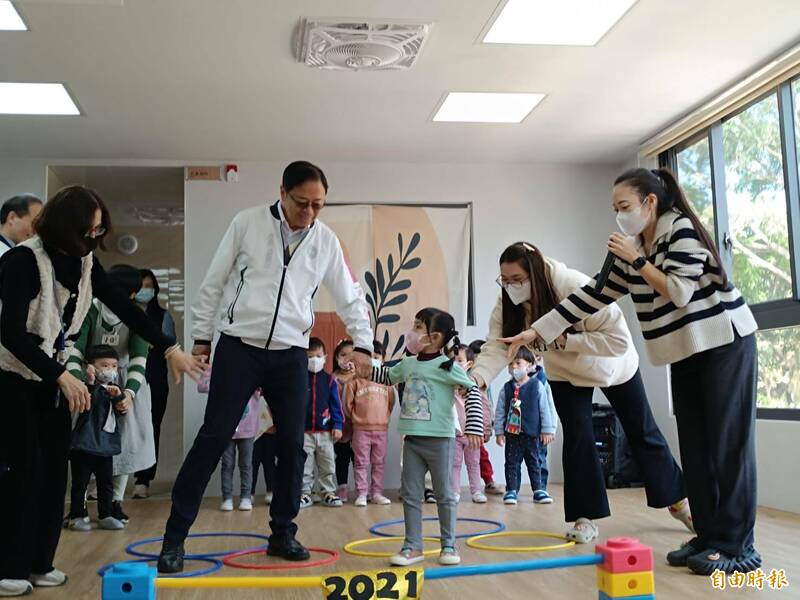 市長張善政到龜山區大湖非營利幼兒園，陪同小朋友唱跳、玩遊戲，並逐層參觀教學設施。（記者鄭淑婷攝）