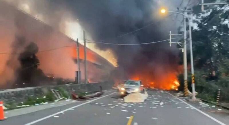 桃园龟山大坑路工厂火警，有车辆行经工厂旁道路，被弹飞的铁皮波及。（记者郑淑婷翻摄）(photo:LTN)